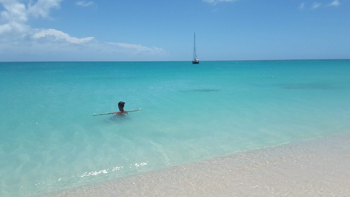 vrouw op het strand van barbuda