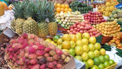 gekleurd fruit op een markt in bogota