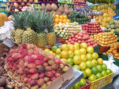 gekleurd fruit op een markt in bogota
