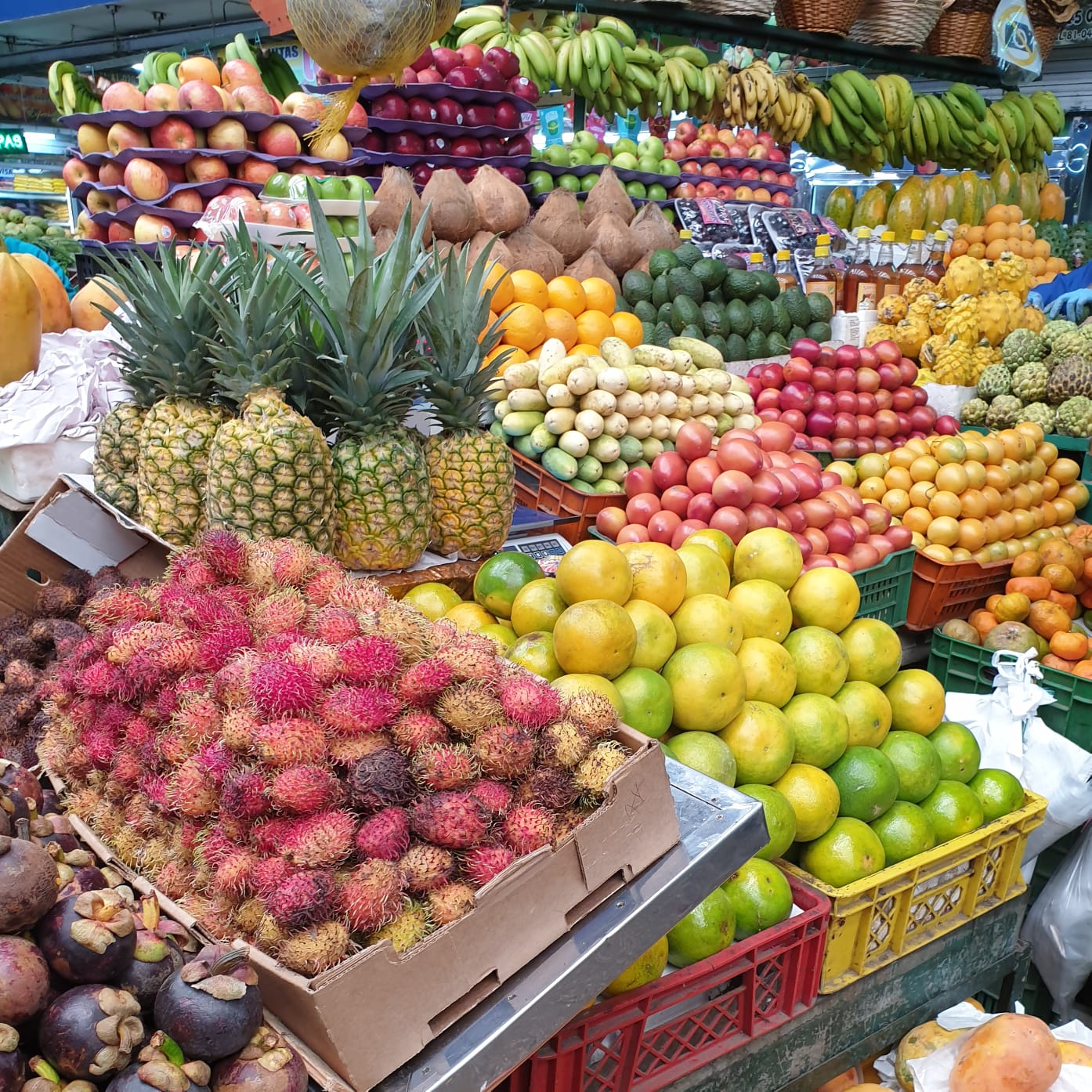 gekleurd fruit op een markt in bogota