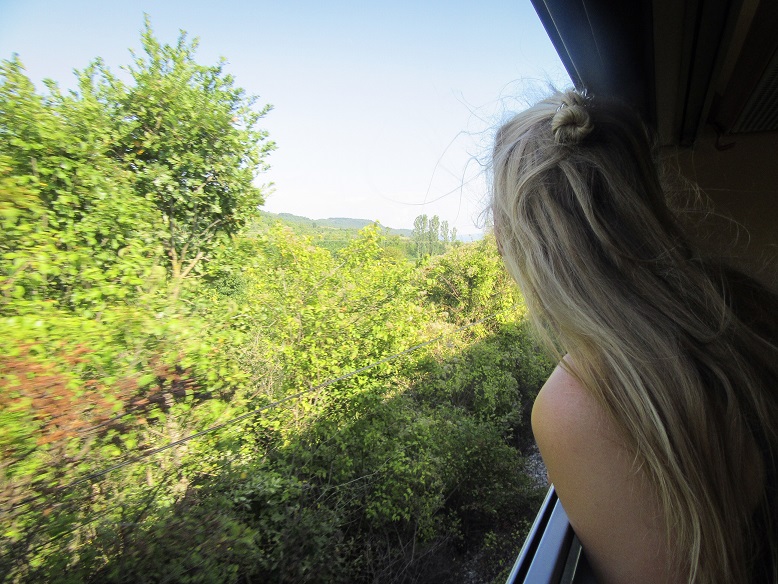 vrouw hangt uit het raam trein montenegro