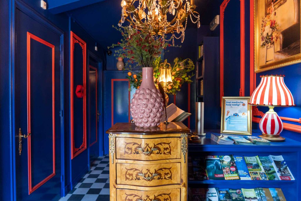 kleurrijke hal met prints en magie in b&b de betovering zeewolde