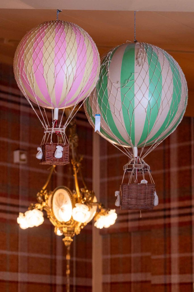 luchtballonnen boven het bed in een themakamer van b&b de betovering