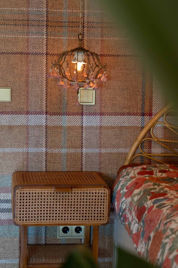 romantische tweepersoonskamer met kleurrijke details in b&b de betovering