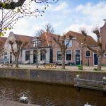 Historisch straatje in het centrum van Hasselt met klinkers en oude gevels