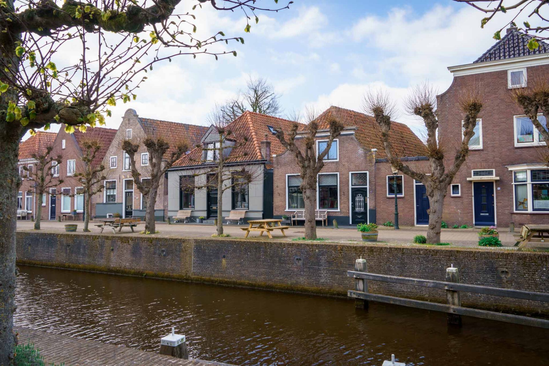 Historisch straatje in het centrum van Hasselt met klinkers en oude gevels