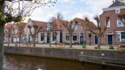 Historisch straatje in het centrum van Hasselt met klinkers en oude gevels