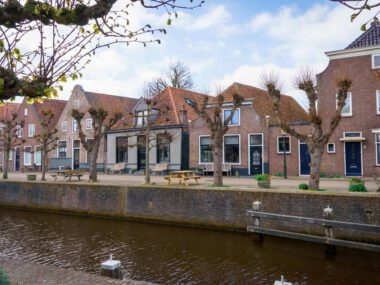 Historisch straatje in het centrum van Hasselt met klinkers en oude gevels