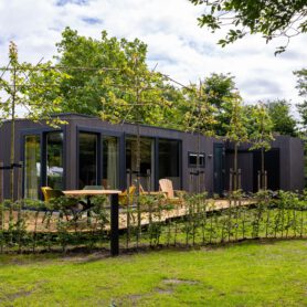 Duurzaam vakantiehuisje in Drenthe bij De Oosterweide, gelegen aan een boomgaard in de natuur vlak bij Dwingeloo