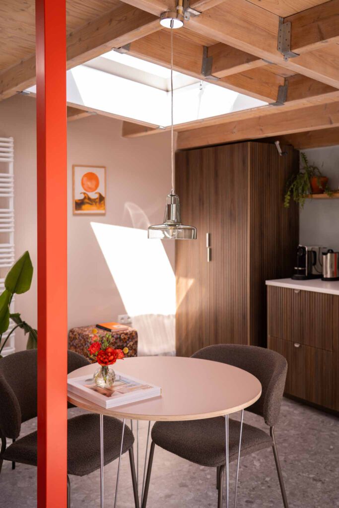 Lichte designstudio met kunst aan de muur en stijlvolle inrichting in Studio Keizer