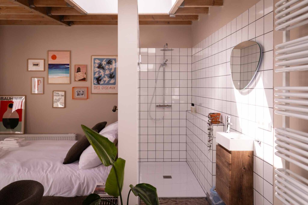Slaapkamer met linnen beddengoed en houten accenten in Studio Keizer Harderwijk
