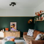 Sfeervolle zithoek in vakantiehuisje op de Veluwe met retro details en warme tinten