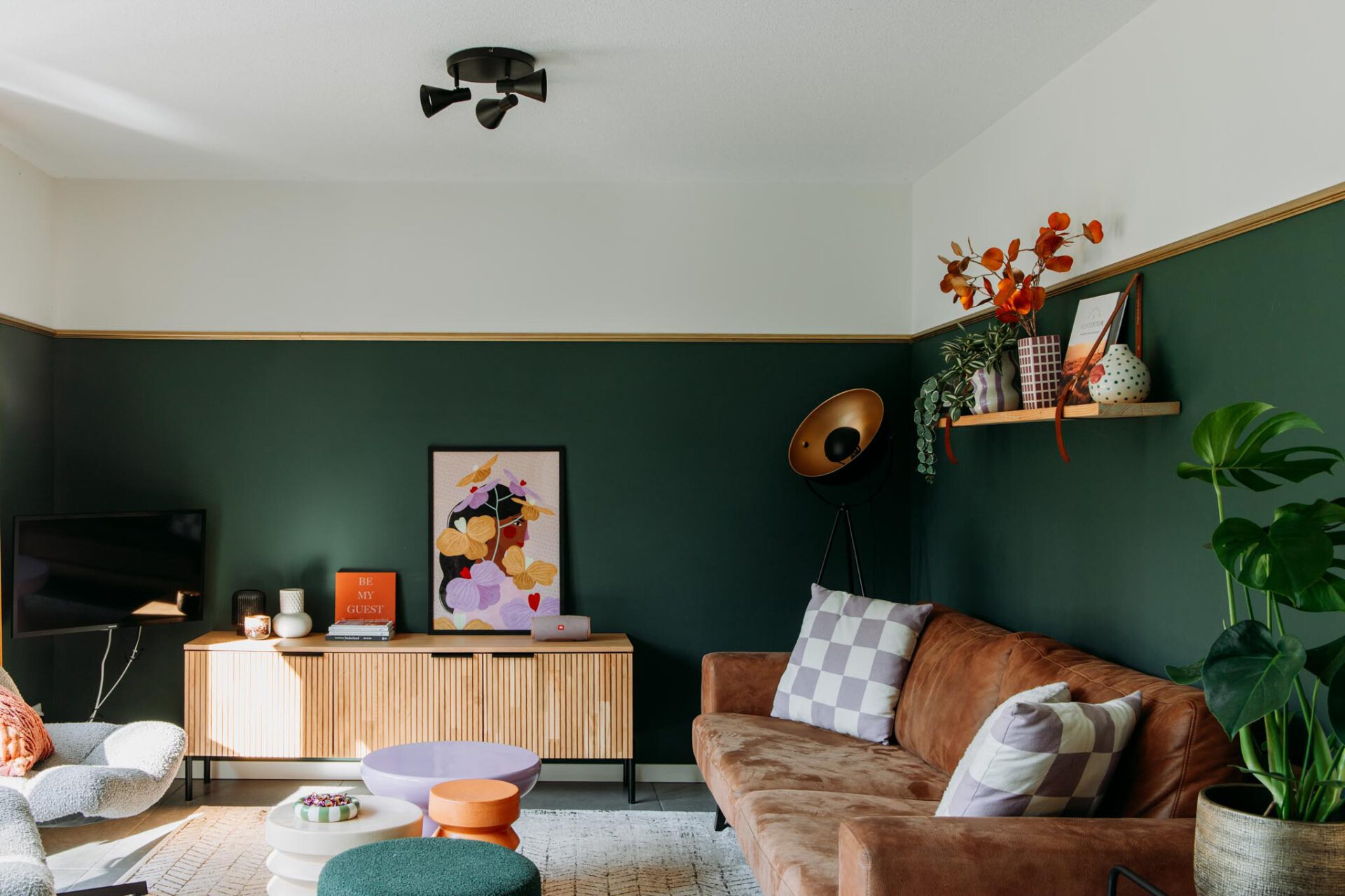 Sfeervolle zithoek in vakantiehuisje op de Veluwe met retro details en warme tinten
