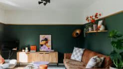 Sfeervolle zithoek in vakantiehuisje op de Veluwe met retro details en warme tinten