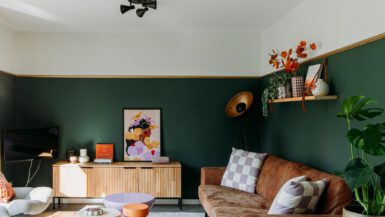 Sfeervolle zithoek in vakantiehuisje op de Veluwe met retro details en warme tinten